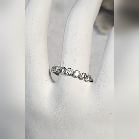 STERLING SILVER AND CUBIC ZIRCONIA RING SIZE 7.5 - Picture 3 of 7